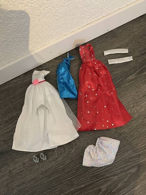 Bambole: Barbie kleider – Usato da Neftenbach venduto da Zimmi013