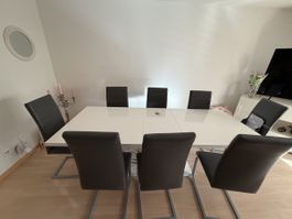 Esstisch mit passenden Stühlen