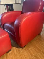 Roter Ledersessel mit Hocker - Design und Komfort
