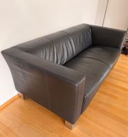 Schwarzes Ledersofa