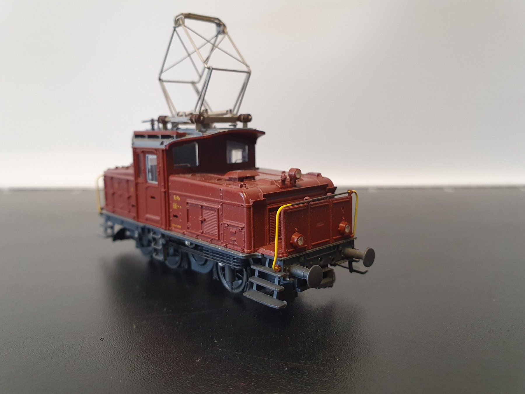 Roco Modellini di ferrovie: ROCO:DC: SBB Ee 3/3 BRAUN VITRINENMODELL – Usato da Biglen venduto da taunus82 2
