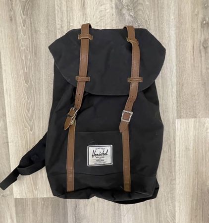 Herschel Rucksack schwarz mit braunen Ledererriemen Zustand 