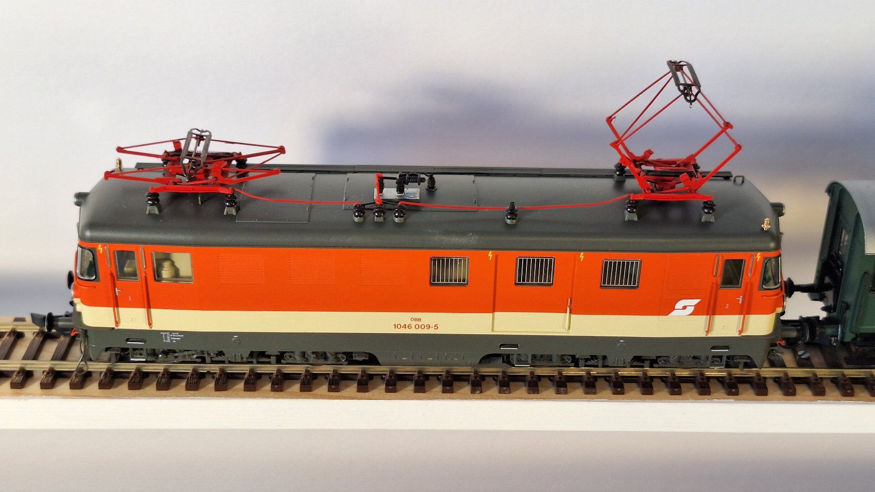 Roco Trains électriques: ÖBB 1046 mit Personenzug – D'occasion à Bern par BahnliebhaberRe420 3