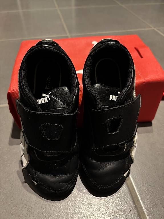 Chaussures garçon: Kinderschuhe Puma Grösse 29 – D'occasion à Riaz par economie_circulaire 2