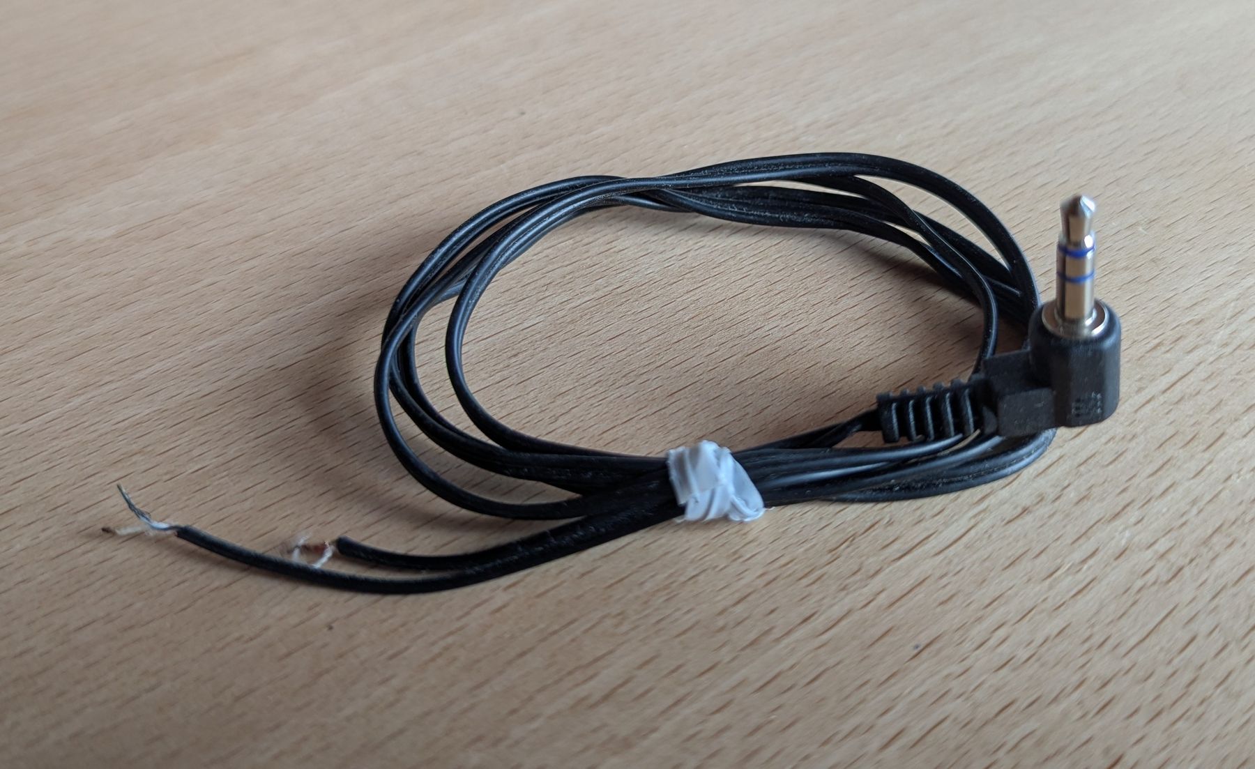 Cavi: 3.5mm Klinkenkabel abgewinkelt – Usato da Bern venduto da Aarewasser_