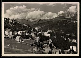 AK Arosa, Ort mit Kirche und Bergpanorama