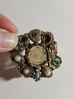 Vintage Brosche Messing mit bunten Steinen und Frau Gravur