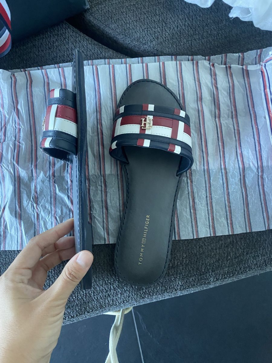 Tommy Hilfiger Scarpe da donna: Tommy Hilfiger flat slip sandals  – Nuovo (secondo la descrizione) da Zug venduto da kse_w9mn 1