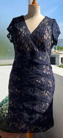 Elegantes Spitzenkleid, Grösse 44/46, dunkelblau