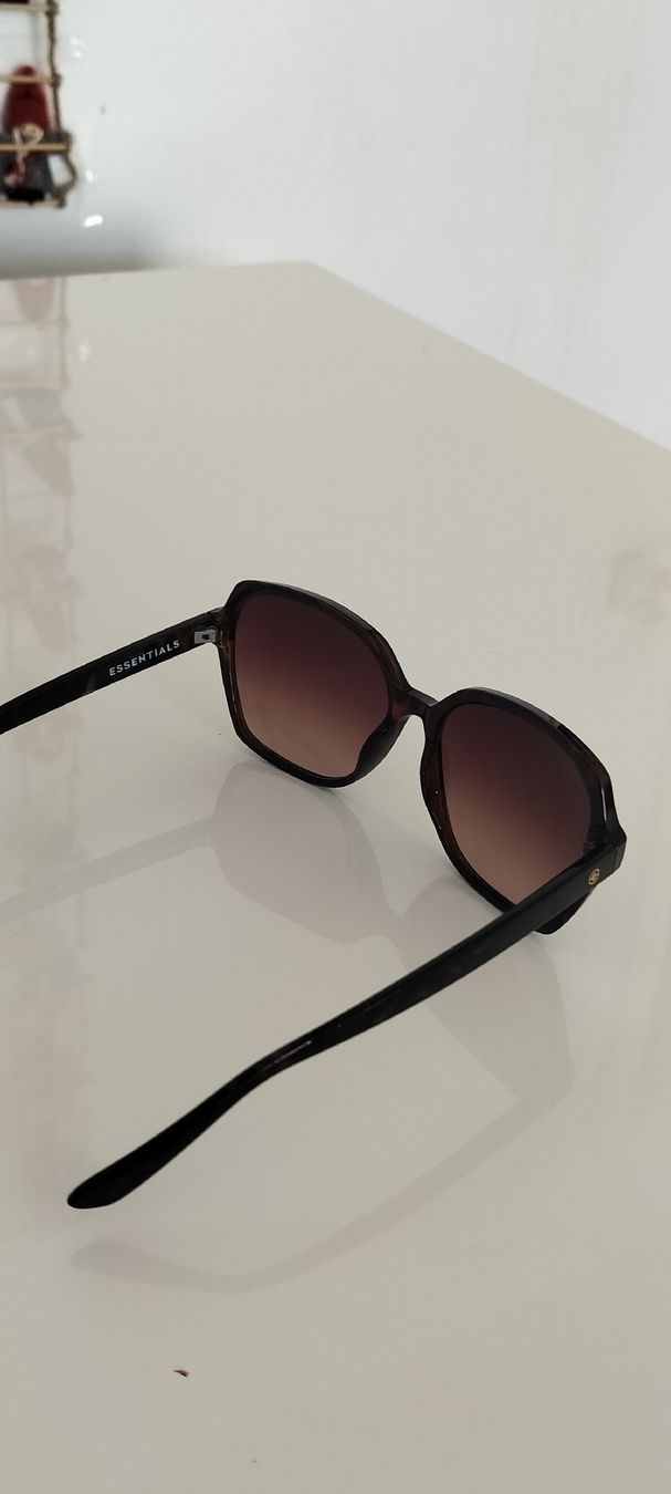 Occhiali & Lenti: Essentials Sonnenbrille – Usato da Basel venduto da Meda.moja 1
