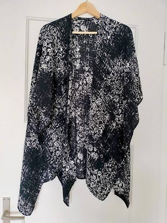 Schwarz / weisser Kimono im Blumen-Look