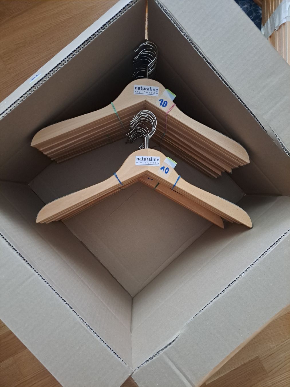 Appendiabiti: Holz Kleiderbügel Set 52 Stück  – Usato da Winterthur venduto da coo_xht6