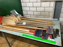 374 Posten Besen und Schabwerkzeuge aus Liquidation