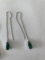 Boucles d’oreilles argentées cabochon en verre vert émeraude