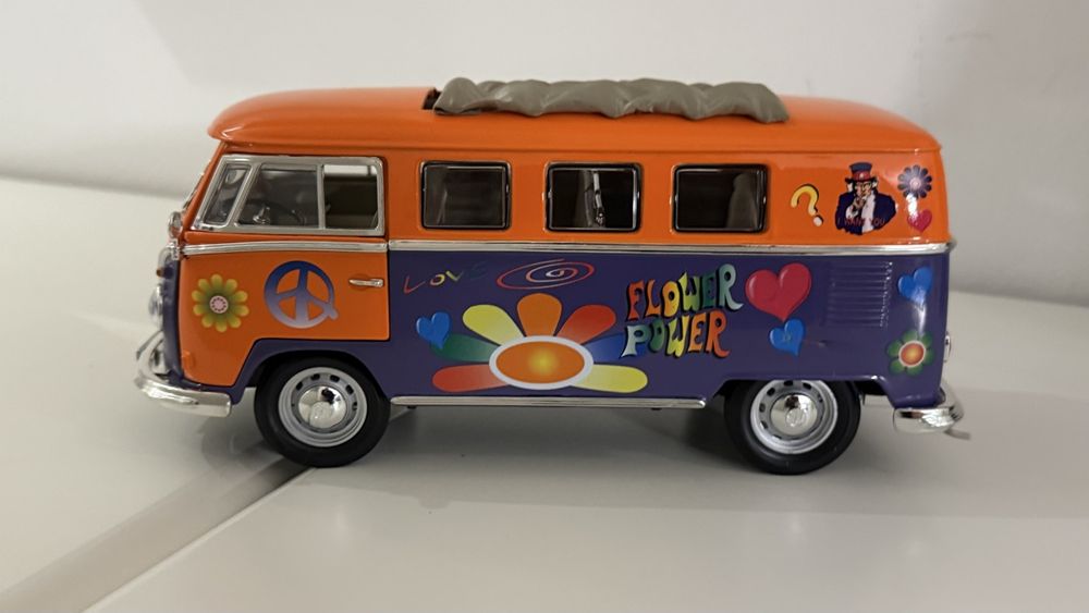 Volkswagen Kombi Type 2 (T1) Flower Power 1:24 Motormax - 20 anos! Loja on-line de miniaturas