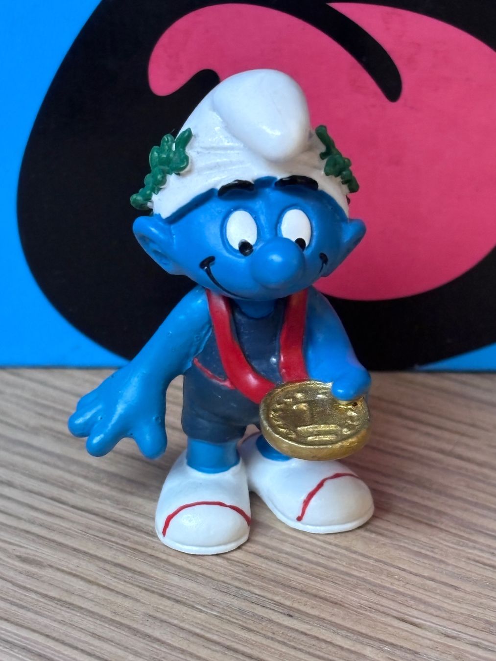 Schleich Statuette: Schlumpf mit Medaille / Sieger – Usato da Lyss venduto da Duckszone