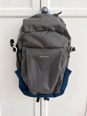 Quechua NH100 Arpenaz Rucksack 20L grau/blau – sehr gut