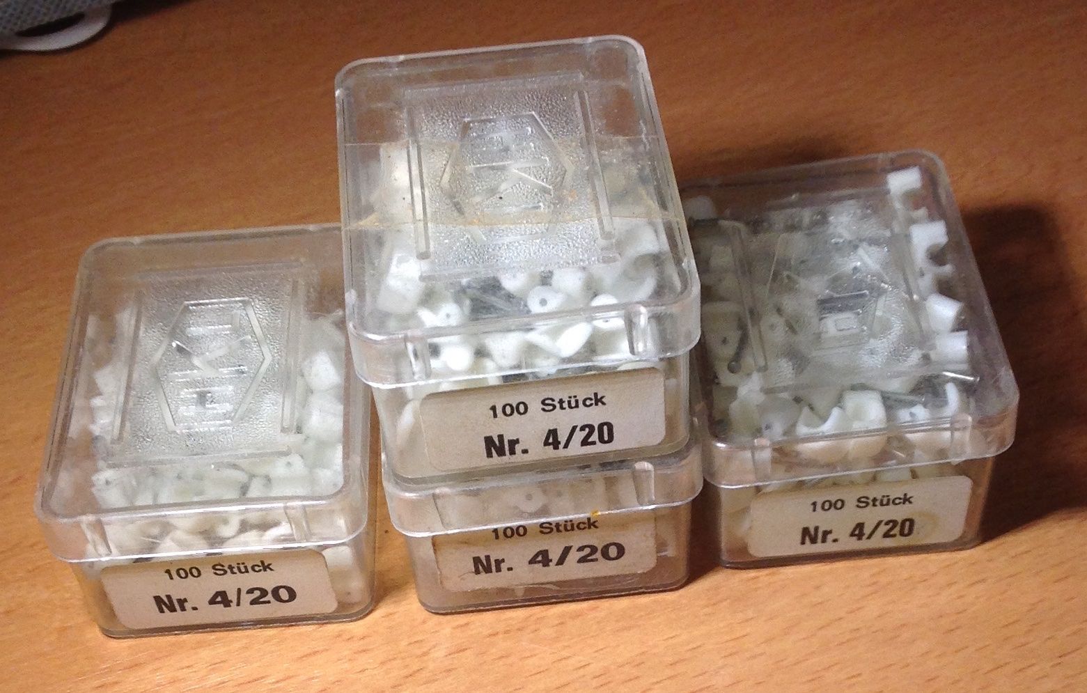 Kit di costruzioni: 400 pezzi Clip per cavi Nr. 4/20 bianche nuove – Nuovo e nell'imballaggio originale da Riva San Vitale venduto da ramarro57