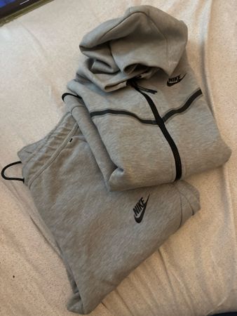 Grauer Nike Tech Fleece Jogginganzug Grösse S