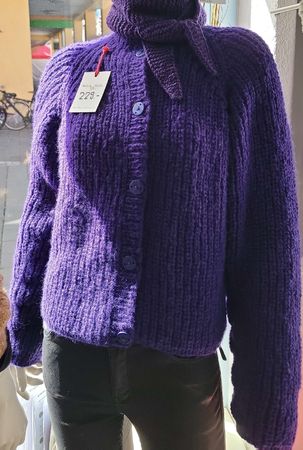 Strickjacke Violett mit Schal neuwertiger Zustand