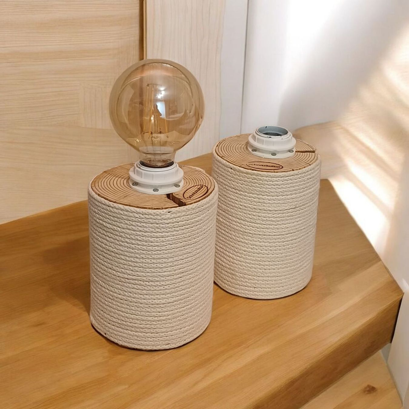 Lampade: Rustikale Lampe mit Seil-Design – Nuovo e nell'imballaggio originale da Domat-ems venduto da Gr8wood