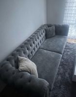 Elegante Samt-Eckcouch, grau, sehr guter Zustand, Top!