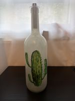Flasche mit Lichterkette und Kaktus-Motiv