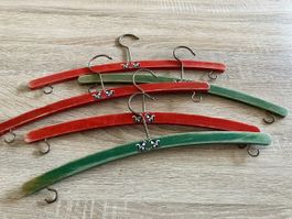 5 Kleiderbgel rot und gruen