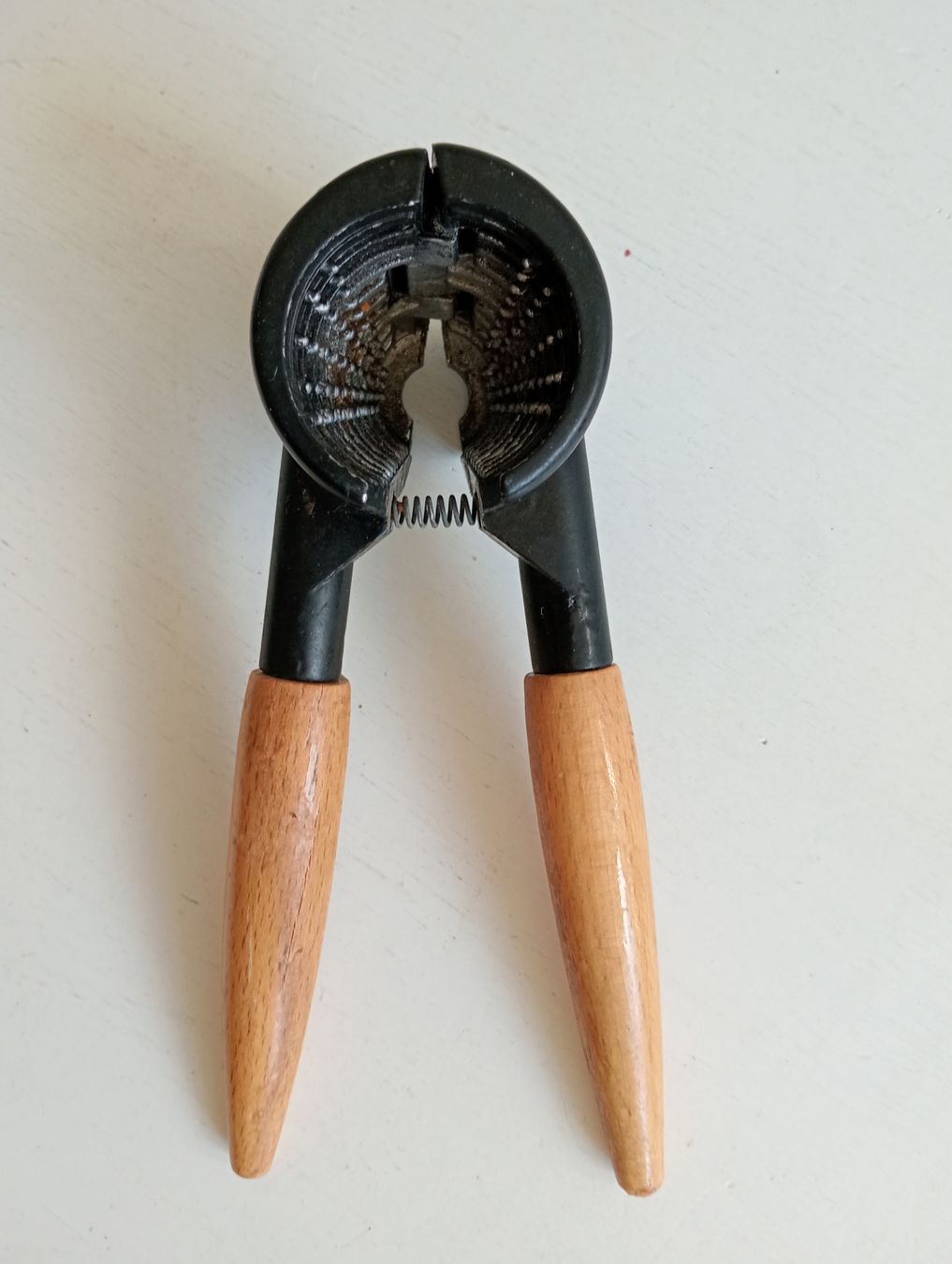 Küchengeräte: Nussknacker Holz/Metall 17cm Top Zustand – Gebraucht aus Allschwil von Evgeniia78
