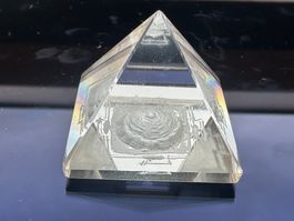 Meisterstück: Bergkristall-Pyramide mit 3D Blume des Lebens