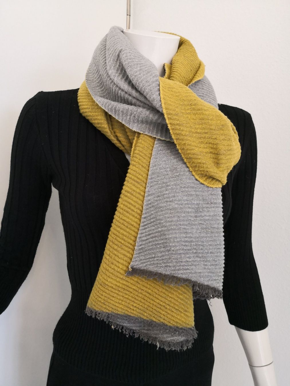 Foulard & Sciarpe: 🤩SCHAL GELB-GRAU DOUBLE-FACE – Usato da Olten venduto da Naja-Twins-Twins 8