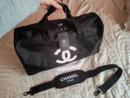 Schicke Fashion-Sporttasche in Schwarz mit Logo