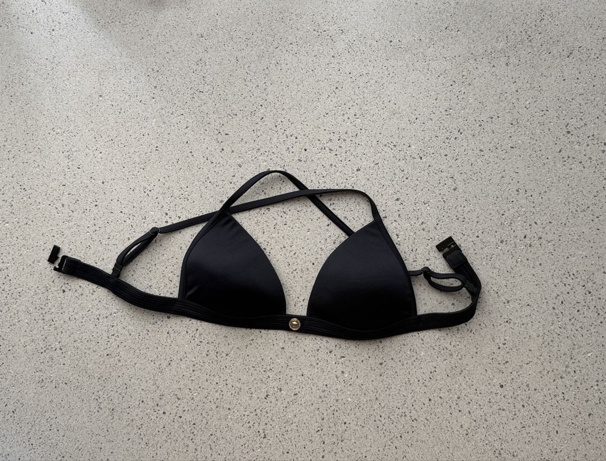 Versace Maillots de bain & Bikinis: Black Versace bikini top, closing tab broken  – Défectueux à Thalwil par fra_fbq8