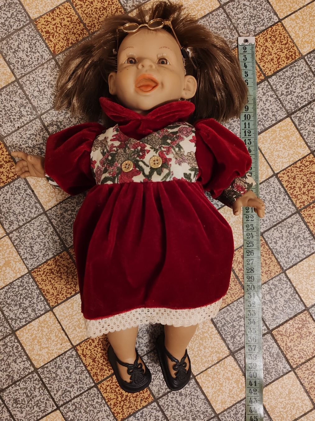 Bambole: Puppe mit Brille und Samtkleid Grösse ca. 45cm gebraucht – Usato da Wila venduto da neu_s8qs 1