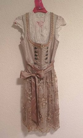 Elegantes Dirndl mit Bluse