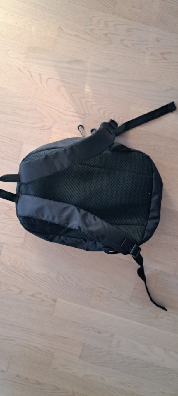 Zaini: Sac à dos noir usage quotidien – Nuovo (secondo la descrizione) da Hombrechtikon venduto da Atroms47 2