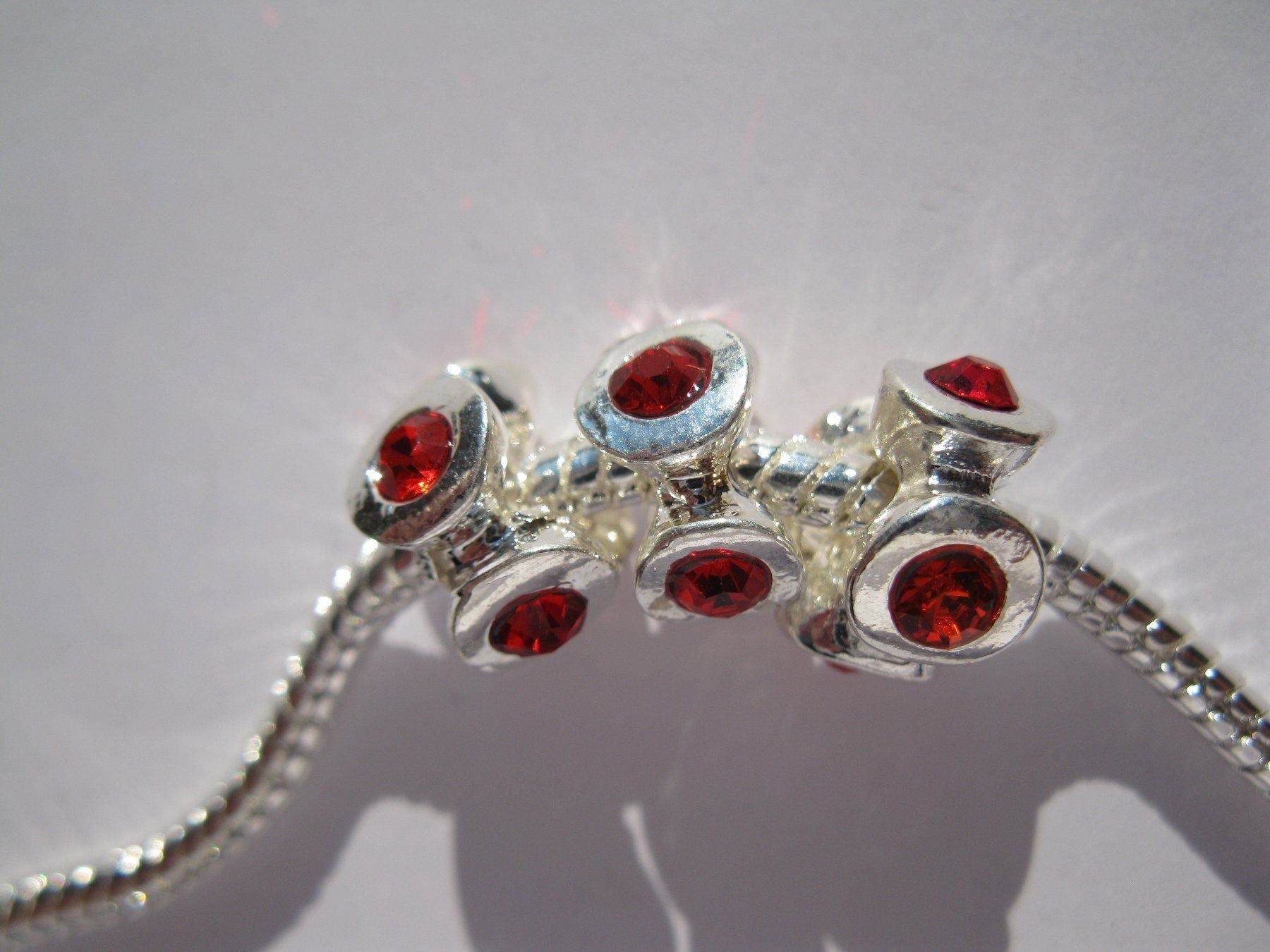 Perle (finte): 2 Grosslochperlen, Beads versilbert mit Strass rot – Nuovo e nell'imballaggio originale da St. Margarethen TG venduto da LuanaKa 1