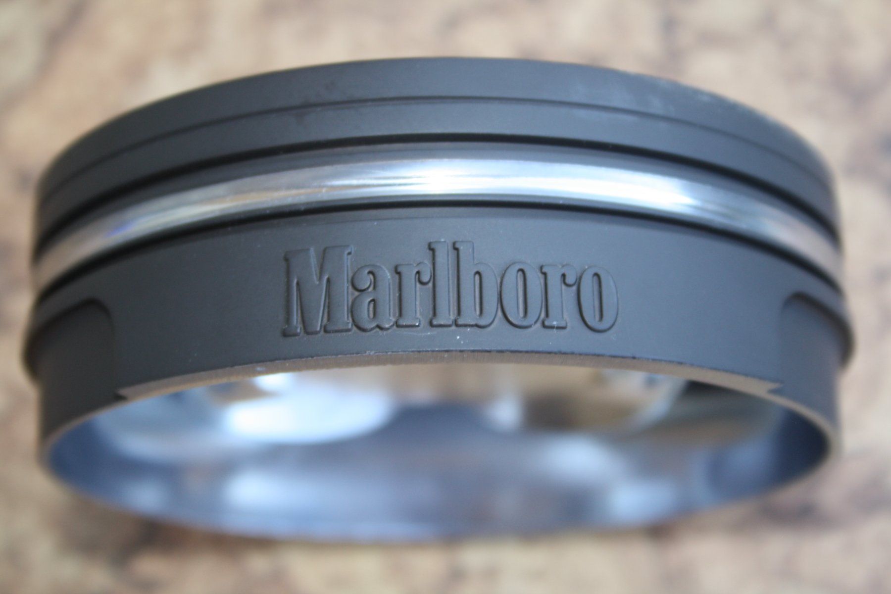 Marlboro Portacenere: MARLBORO KOLBEN - ASCHENBECHER – Usato da Wauwil venduto da Pneuedy 1