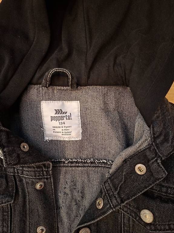 Pantaloni: Coole schwarze Jeansjacke mit div. Glitzerprints, 134 – Usato da Wangen SZ venduto da coni2204_10 2