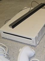 Nintendo Wii Konsole mit Spiel Wii Sports plus Zubehör