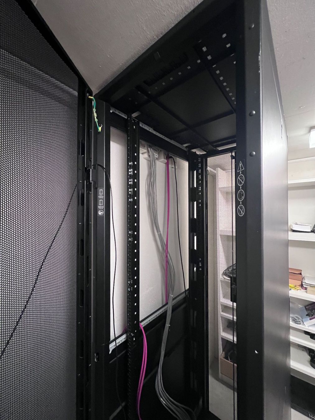 Apc Racks & Cavalletti: Serverschrank APC 48HE schwarz – Usato da Zürich venduto da wme_n5yf 1
