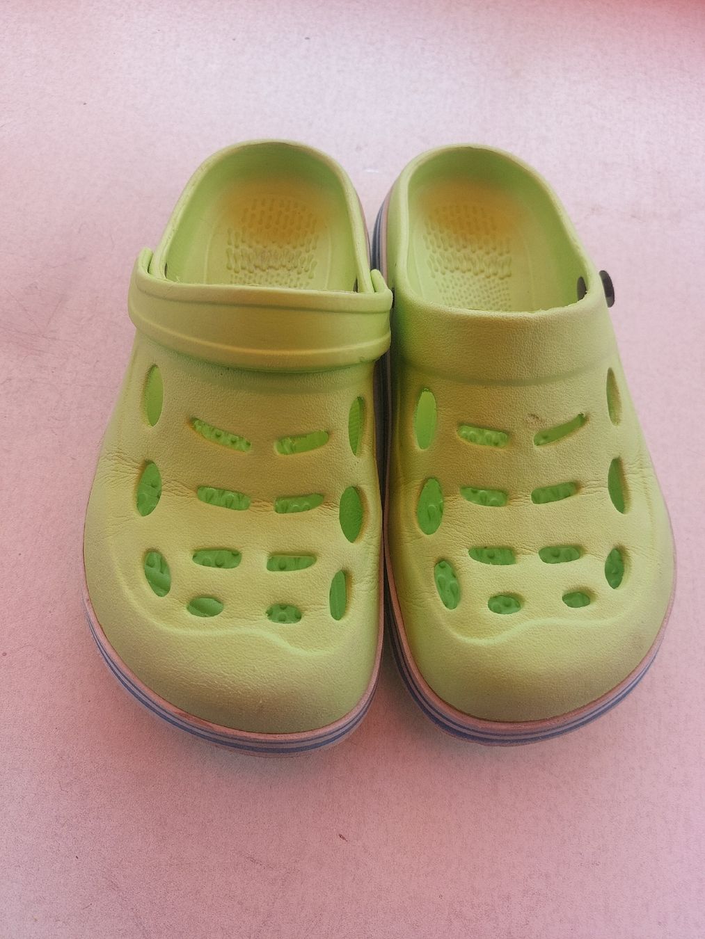 Crocs Schuhe für Jungen: Sommerschuhe gr33 – Gebraucht aus Landquart von Cedes 1