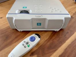 Sony Projektor VPL-CS1 mit Tasche und Fernbedienung
