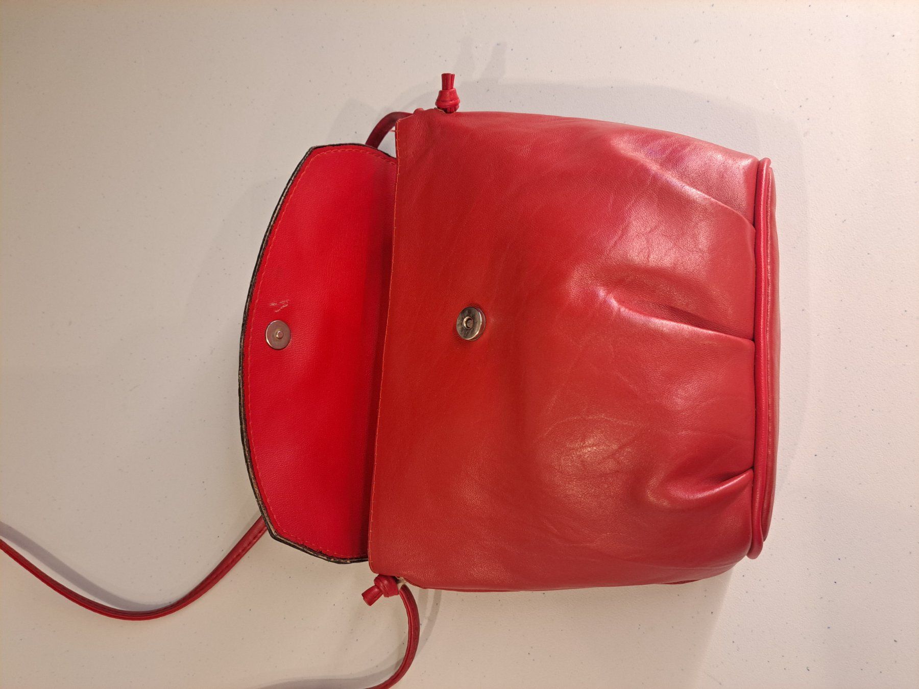 Borse da donna: Rote Ledertasche, Kroko-Optik, Vintage 80er – Usato da La Neuveville venduto da Vestiaire_2011 1