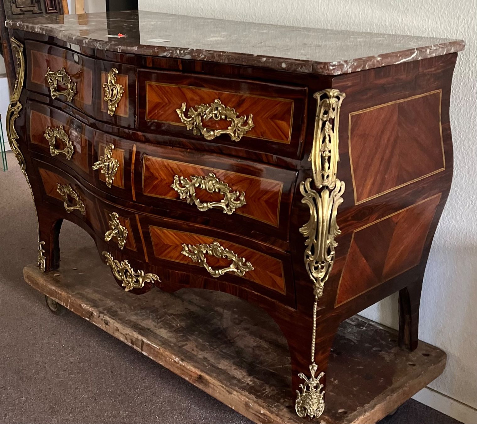 Cassettiere: Prachtvolle "Commode en Tombeau" , Paris um 1730 – Usato da Tecknau venduto da salzberg.ch 2