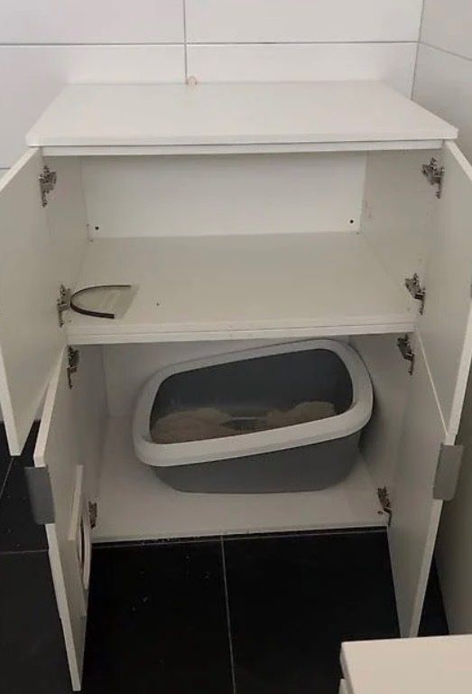 Cassettiere: Kommode mit integrierter Katzenklappe – Usato da Altendorf venduto da S.Maechler 1
