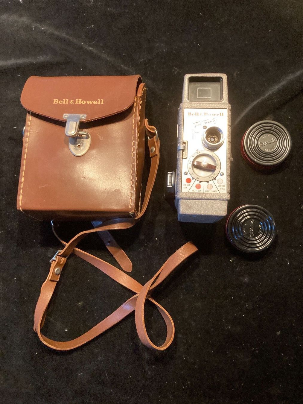 Kamera: Bell & Howell. - Two Twenty – Gebraucht aus Zürich von Chaeffeler