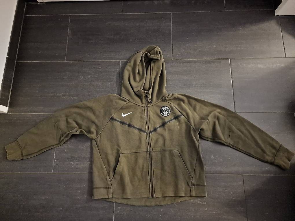 Nike Giacche: Nike Tech Fleece Jacke PSG – Usato da Steinhausen venduto da ladisci