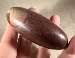 Pierre sacrée de Shiva, Lingam de la rivière Narmada jaspe
