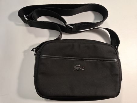 Neuwertige Lacoste umhängetasche